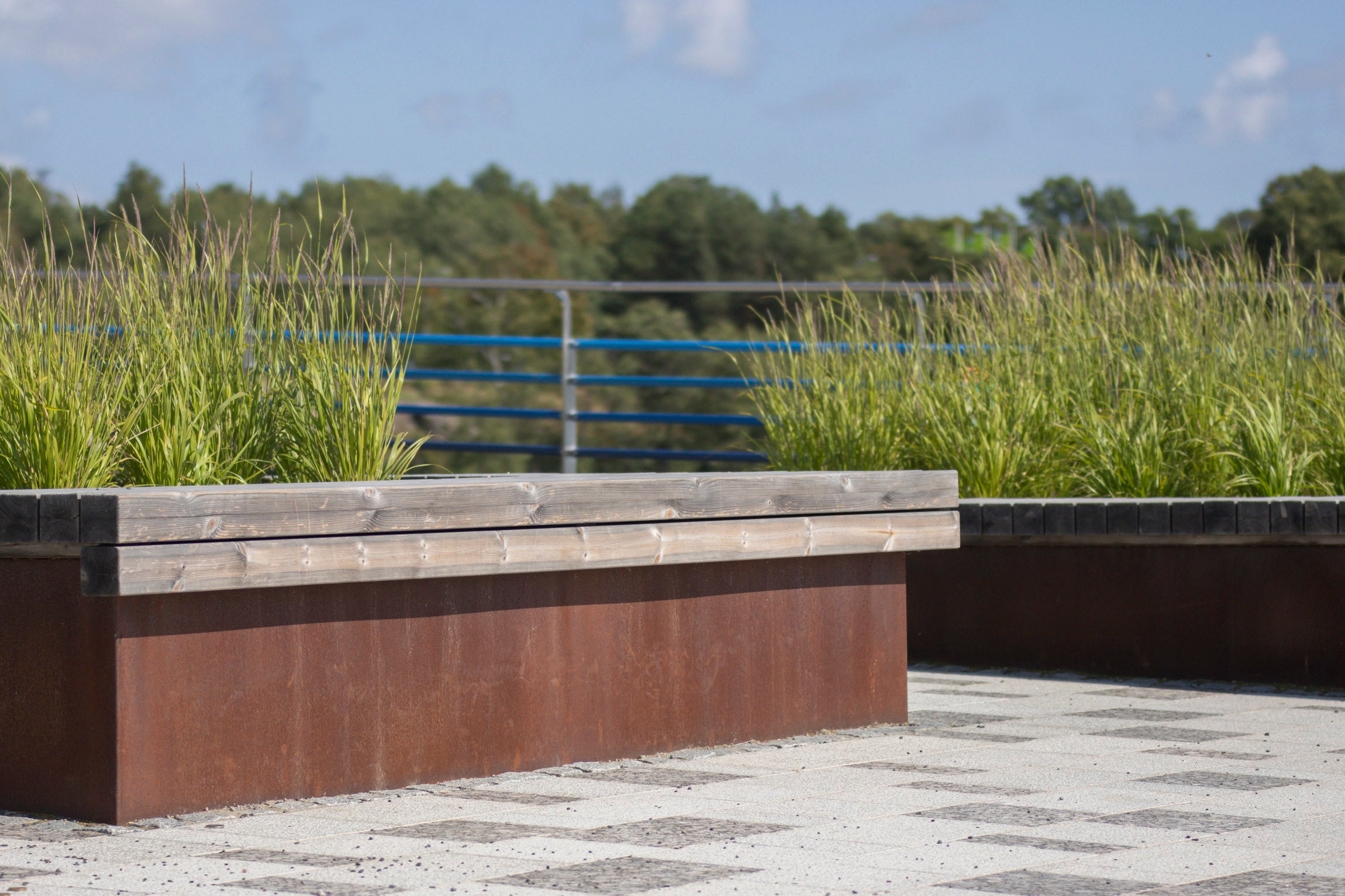 Helsingin Kalasataman viihtyisä oleskelualue Lehtovuoren jättipenkeillä