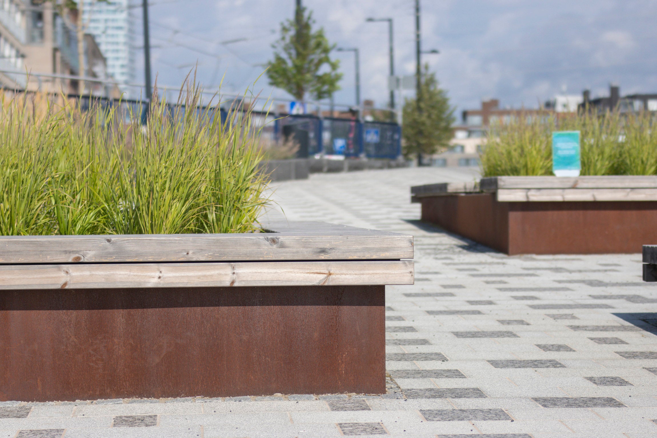 Lehtovuoren suunnittelemat ja valmistamat jättipenkit istutusastioilla