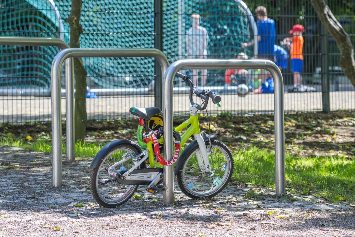 Runkolukittava pyöräteline U2, rst, L1000xK900, betonoitava 201410090BRS - Lehtovuori