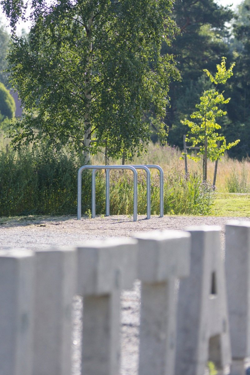 Runkolukittava pyöräteline U2, zn, L1000xK900, Betonoitava - Lehtovuori