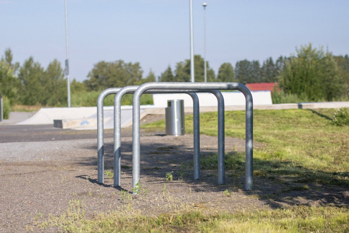 Runkolukittava pyöräteline U2, zn, L1000xK900, Betonoitava - Lehtovuori