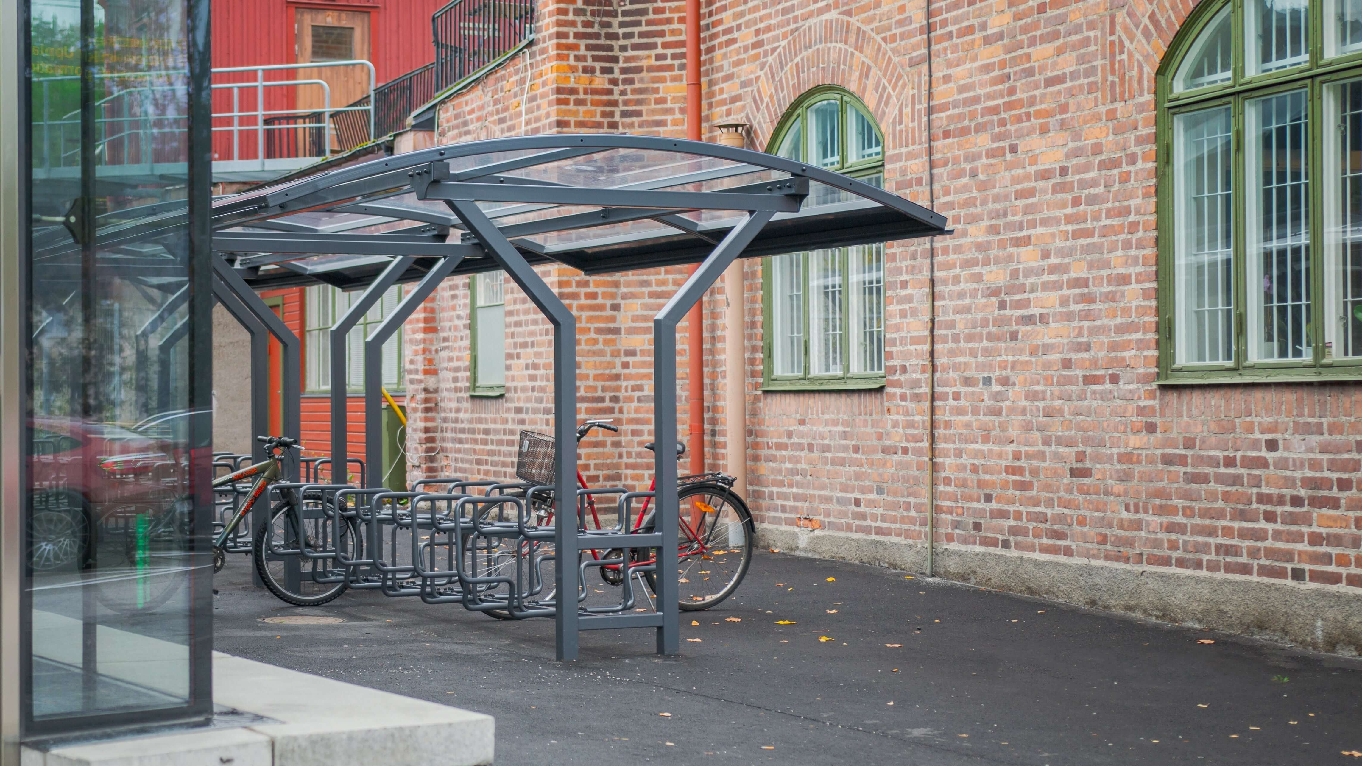 Södertälje Hovsjö Trafikskola, Ruotsi - Vario pyöräkatos ja CubiQ pyörätelineet