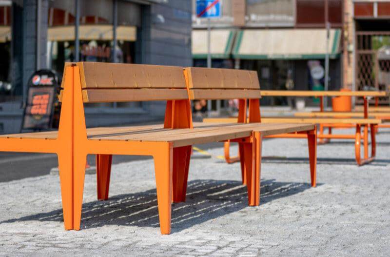 Parkbänk Kuru, med ryggstöd, öppen gavel, zinkgrundmålad, pulverlackad