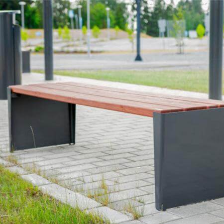 Parkbänk Kuru, rygglös, sluten gavel, zinkgrundmålad, pulverlackad