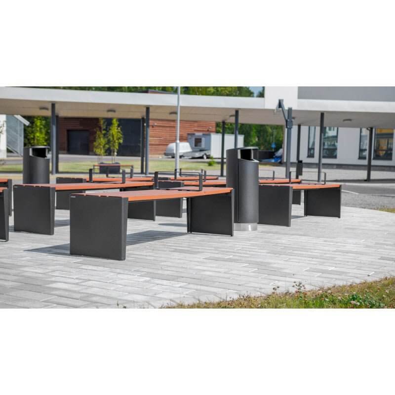 Parkbänk Kuru Senior, rygglös, sluten gavel, zinkgrundmålad, pulverlackad