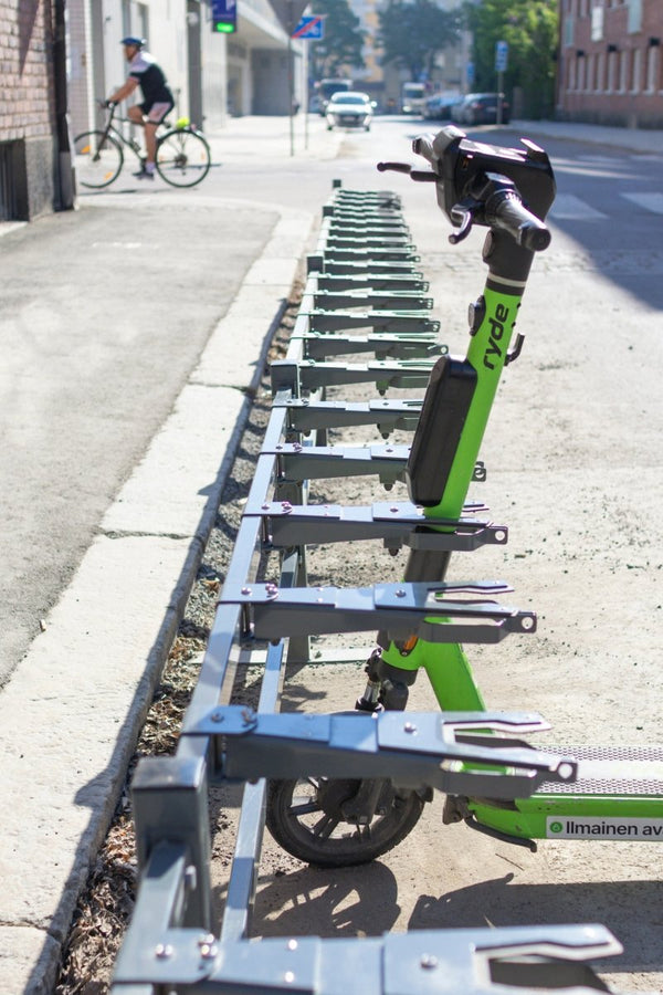 Scooterställ CubiQ Elscooter, 5 platser, 420 mm avstånd, väggmontering