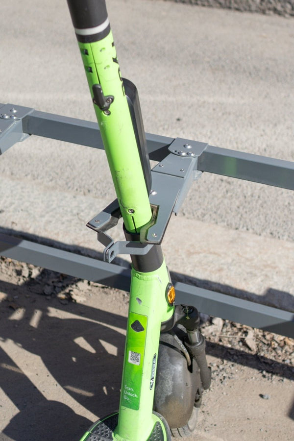 Scooterställ CubiQ Elscooter, 5 platser, 420 mm avstånd, utanpåliggande montering