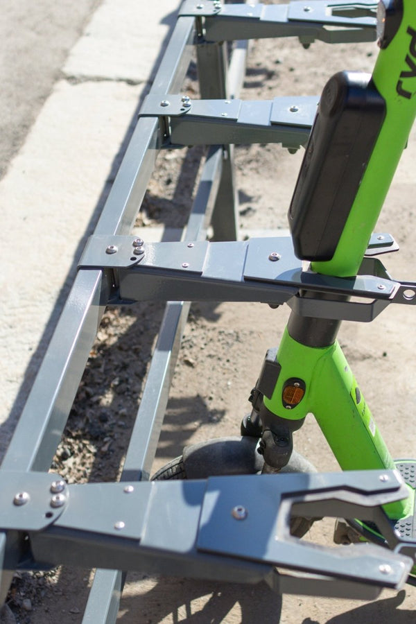 Scooterställ CubiQ Elscooter, 6 platser, 420 mm avstånd, väggmontering